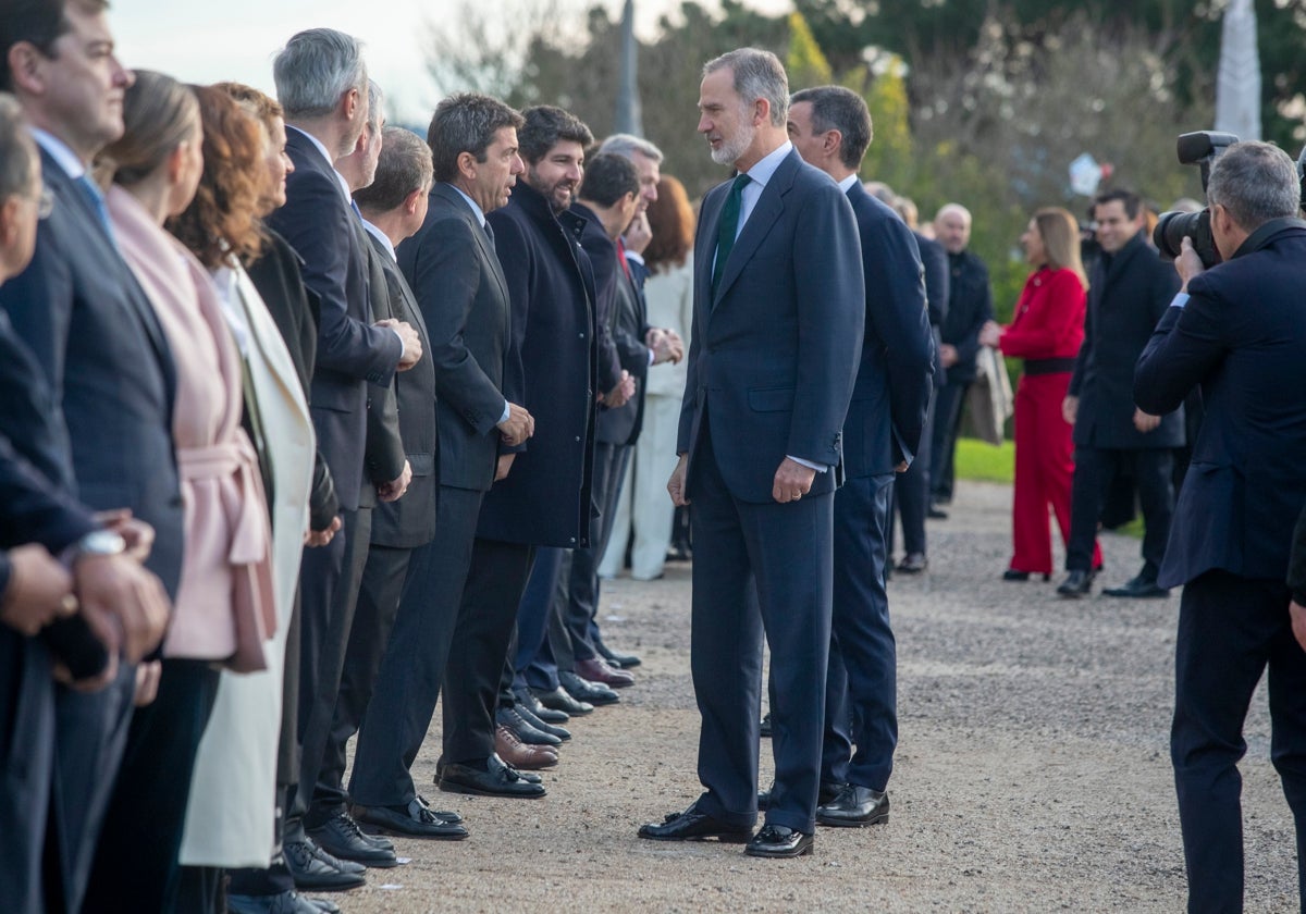 Felipe VI conversa con el president Carlos Mazón antes de la última Conferencia de Presidentes.