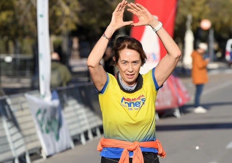 Una corredora, en la Carrera por la Eliminación del violencia contra la mujer.