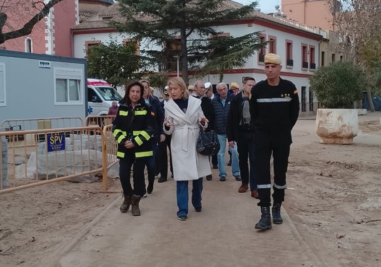 La ministra de Defensa, Margarita Robles, durante su visita a Picanya.