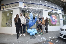 Celebración de varios ganadores de un premio de lotería.