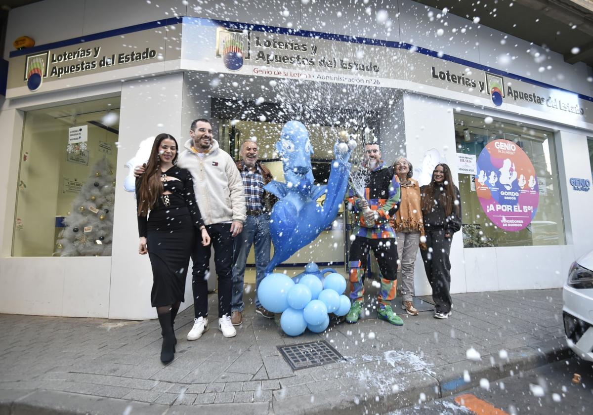 Celebración de varios ganadores de un premio de lotería.