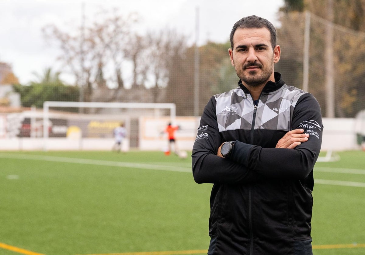 Imagen principal - Adrián Tarín, concejal de Deportes; Sergio Expósito, delegado del equipo y conserje del campo de La Viña; y el colegio Giner de los Ríos, donde estudió Corberán.