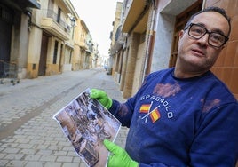 José, vecino de la calle Colón de Paiporta, sujeta la fotografía que apareció durante el discurso de Navidad del Rey.