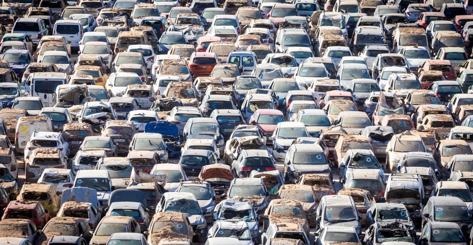 FOTOS | Campas con miles de coches afectados por la dana en Valencia