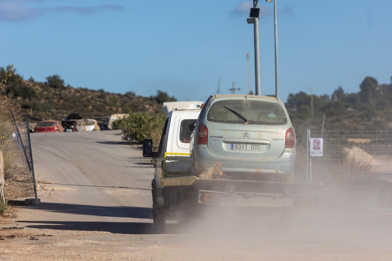 FOTOS | Campas con miles de coches afectados por la dana en Valencia