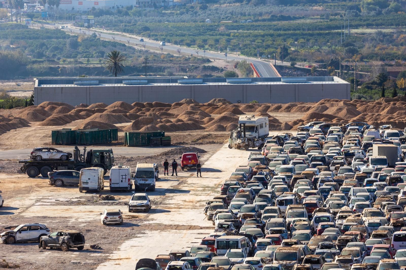 FOTOS | Campas con miles de coches afectados por la dana en Valencia