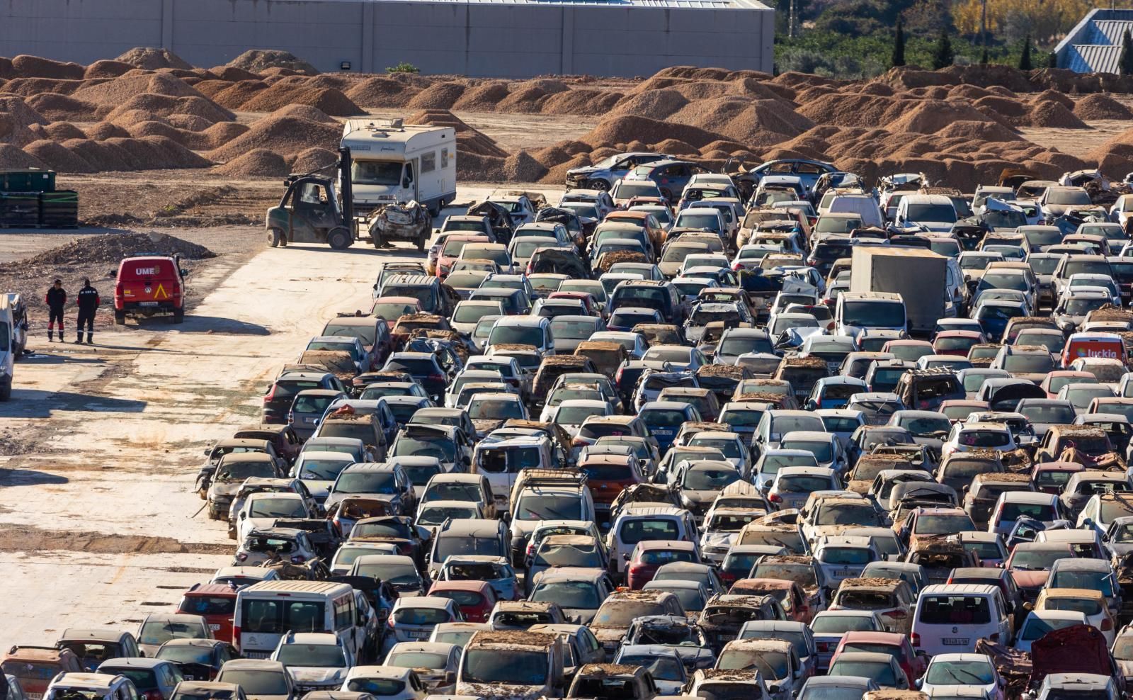 FOTOS | Campas con miles de coches afectados por la dana en Valencia