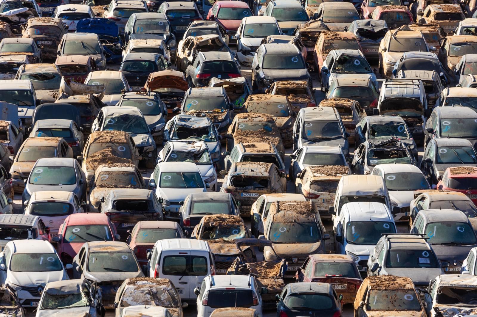 FOTOS | Campas con miles de coches afectados por la dana en Valencia