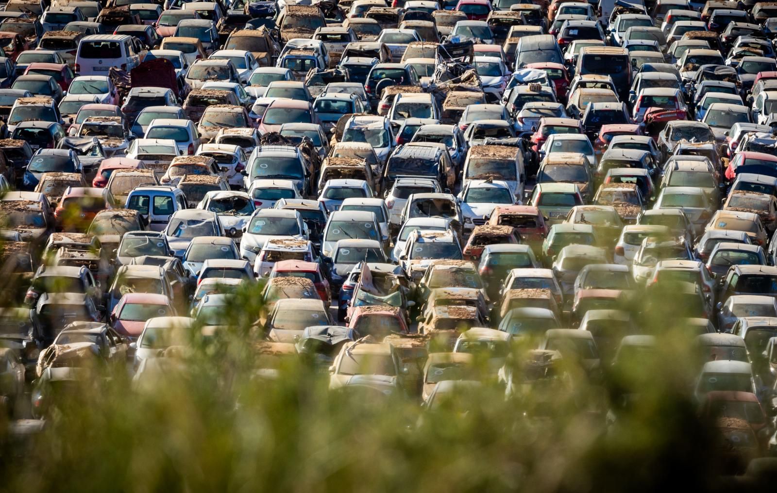 FOTOS | Campas con miles de coches afectados por la dana en Valencia