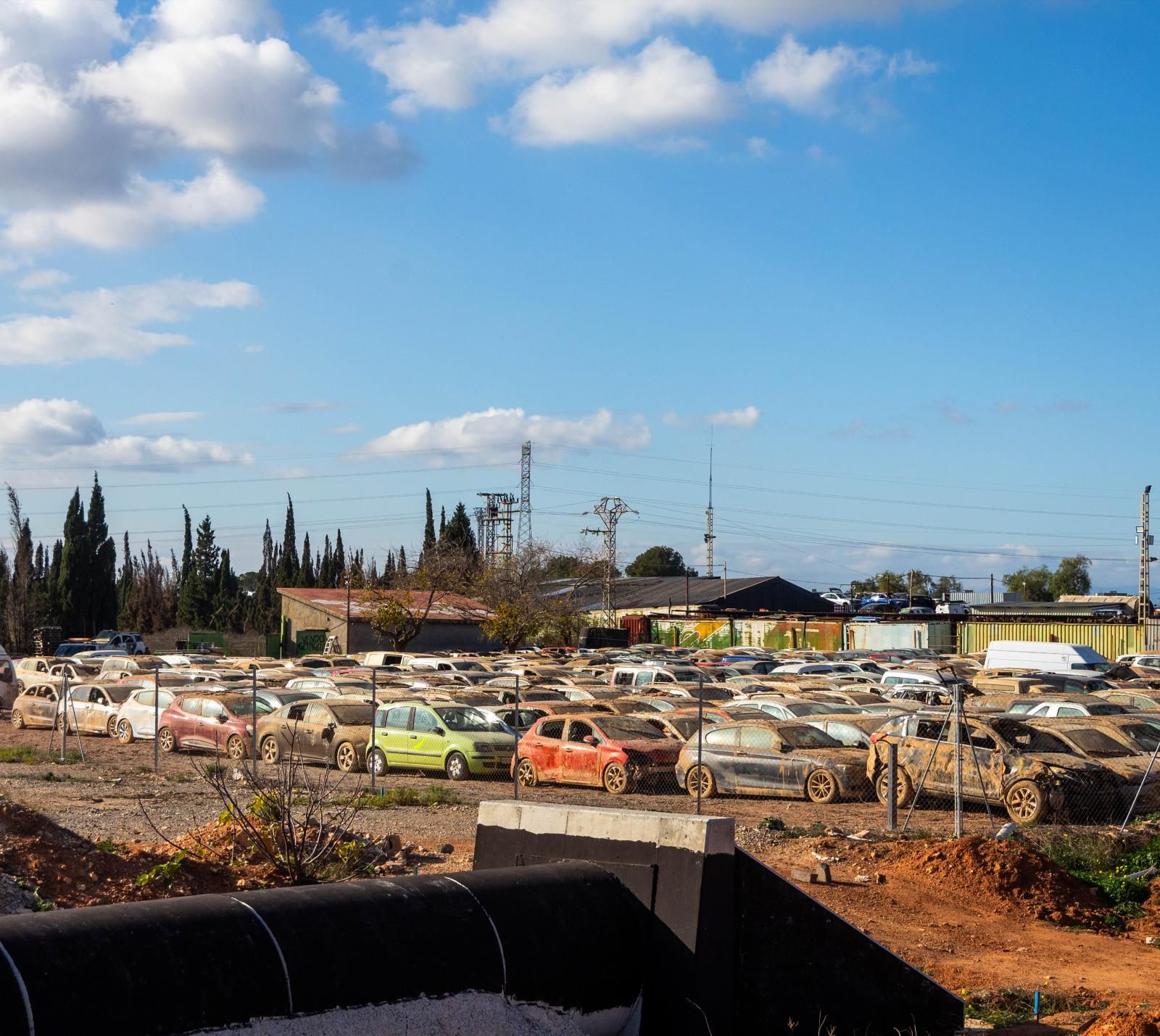 FOTOS | Campas con miles de coches afectados por la dana en Valencia