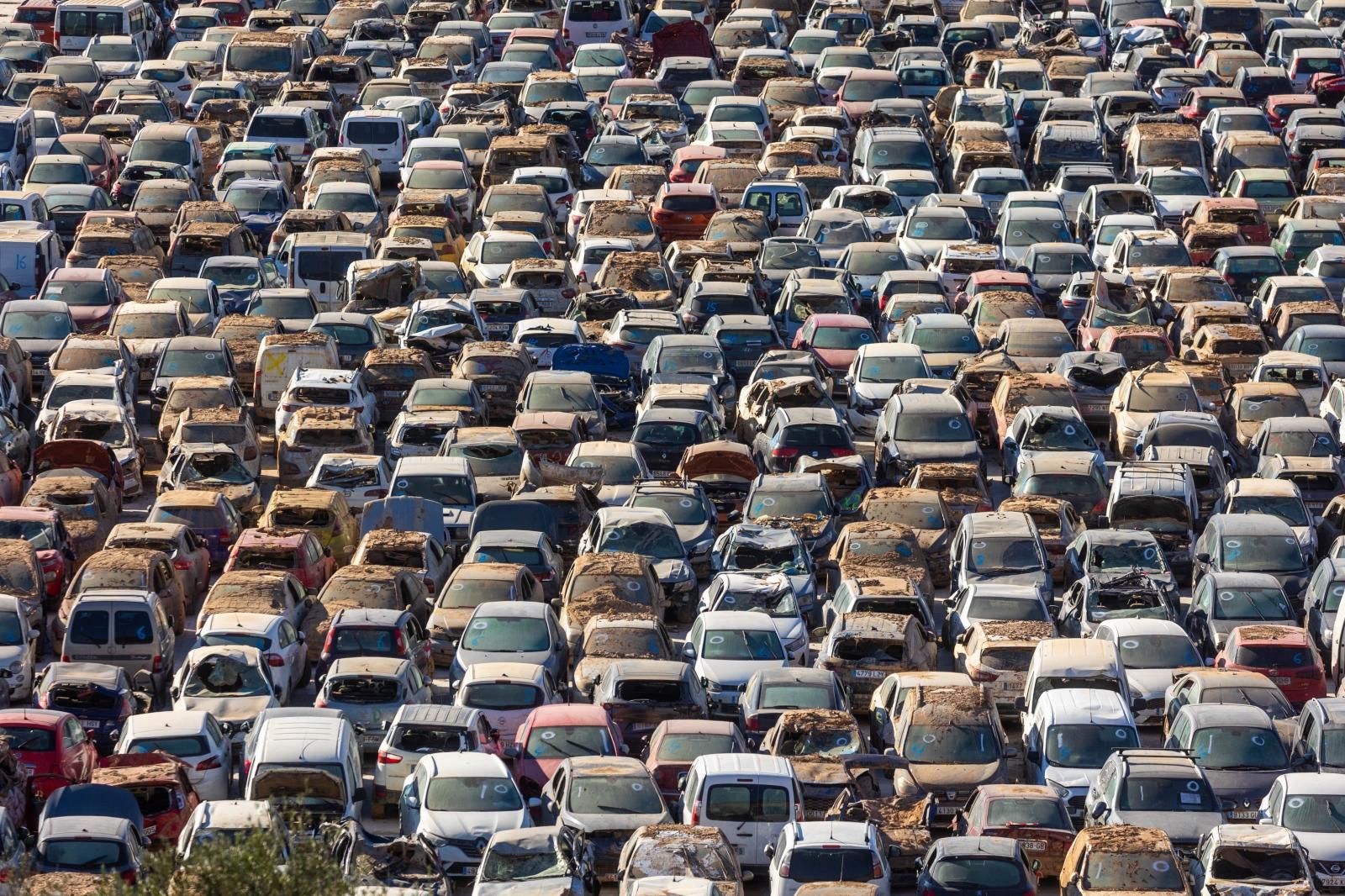 FOTOS | Campas con miles de coches afectados por la dana en Valencia