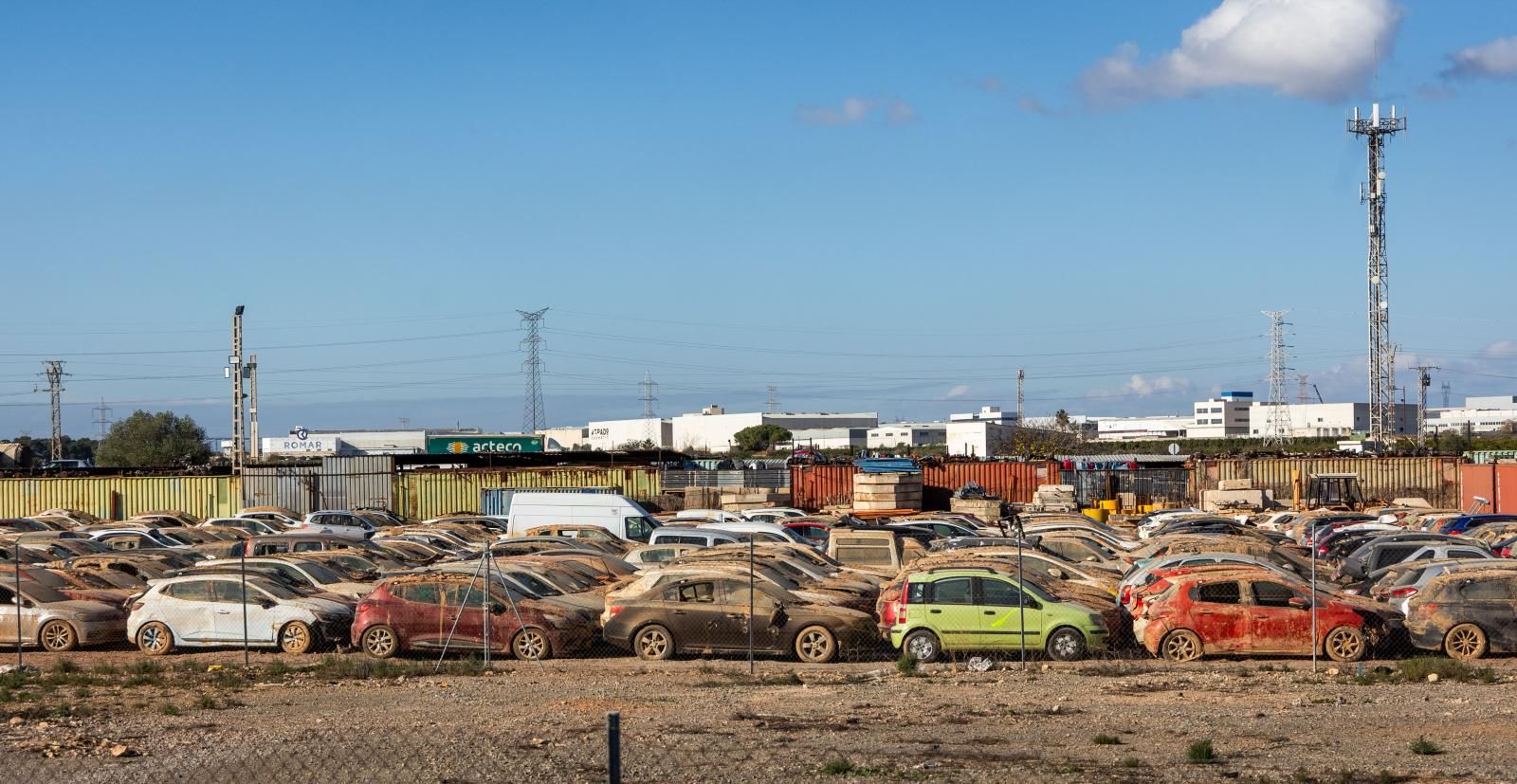 FOTOS | Campas con miles de coches afectados por la dana en Valencia