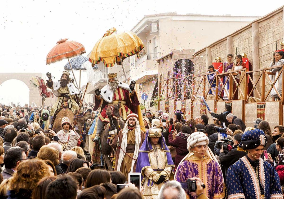 Los Reyes Magos pasean por las callesdel municipio alicantino.