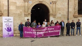 Acto del 25N en Alzira con la presencia de Mar Chordá y otros miembros del gobierno de Alzira.