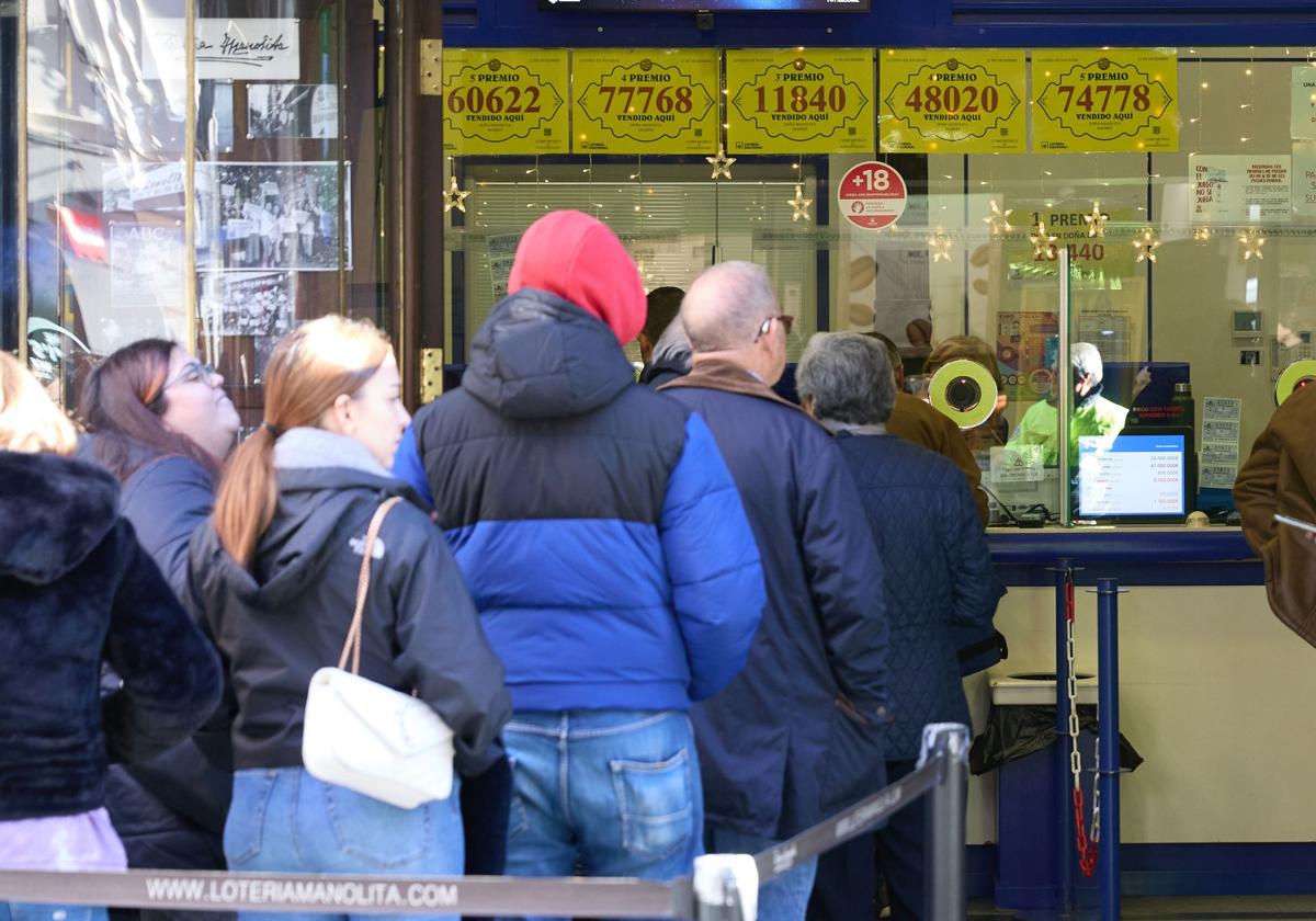 Compra de décimos para la lotería.