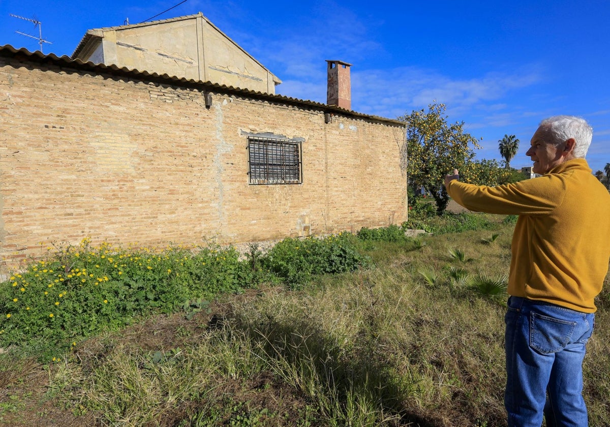 Paco Caplliure, vecino de La Punta, muestra la reja que han tratado de arrancar los ladrones.