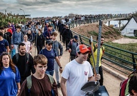 Voluntarios cruzando el Puente de la Solidaridad que une Camí Reial y San Marcelino con La Torre.