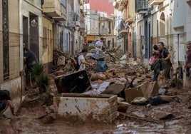 Calle en Paiporta cubierta de barro y enseres dos días después de la dana.