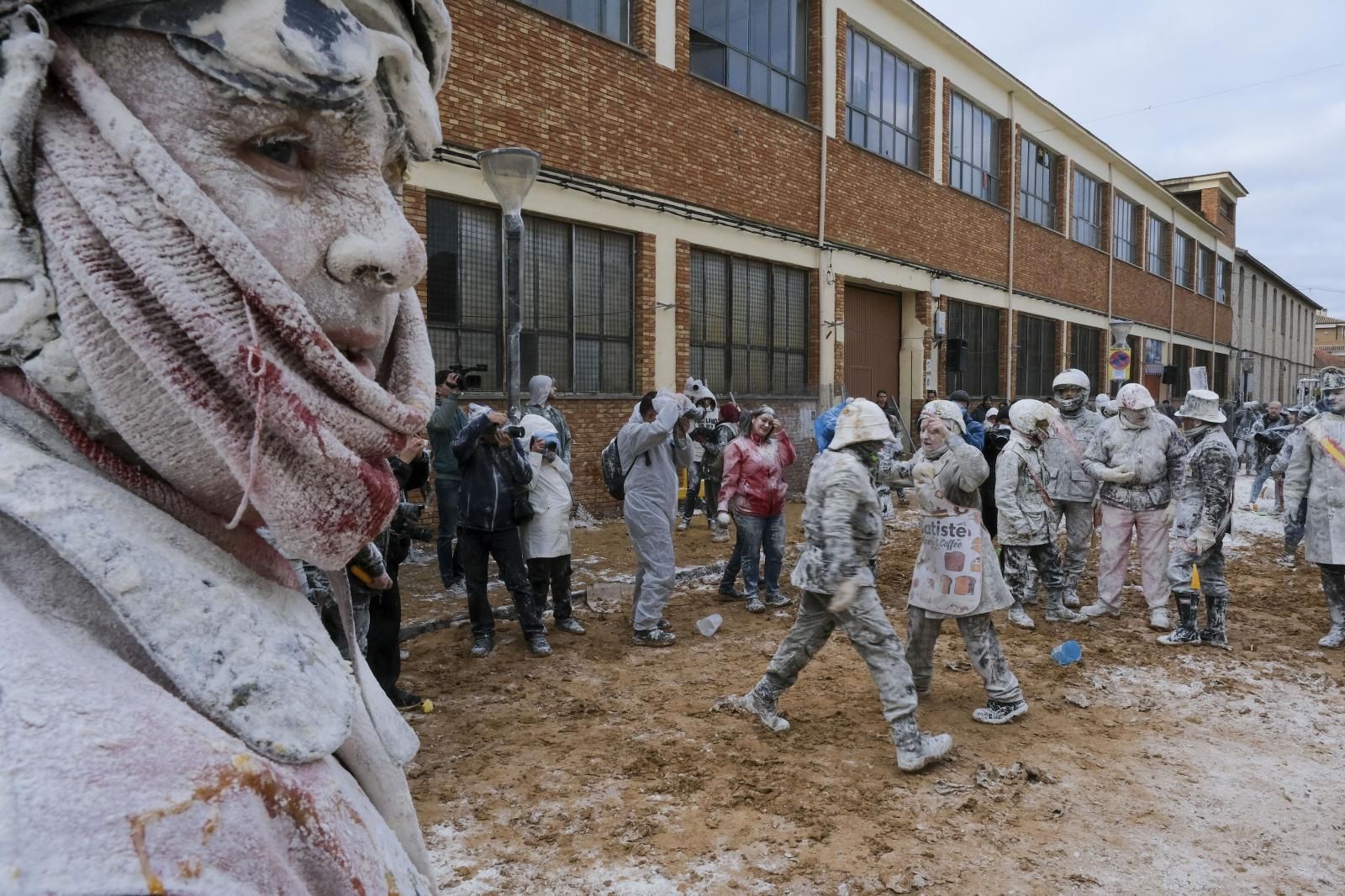 FOTOS | La batalla de els enfarinats vuelve a IBI