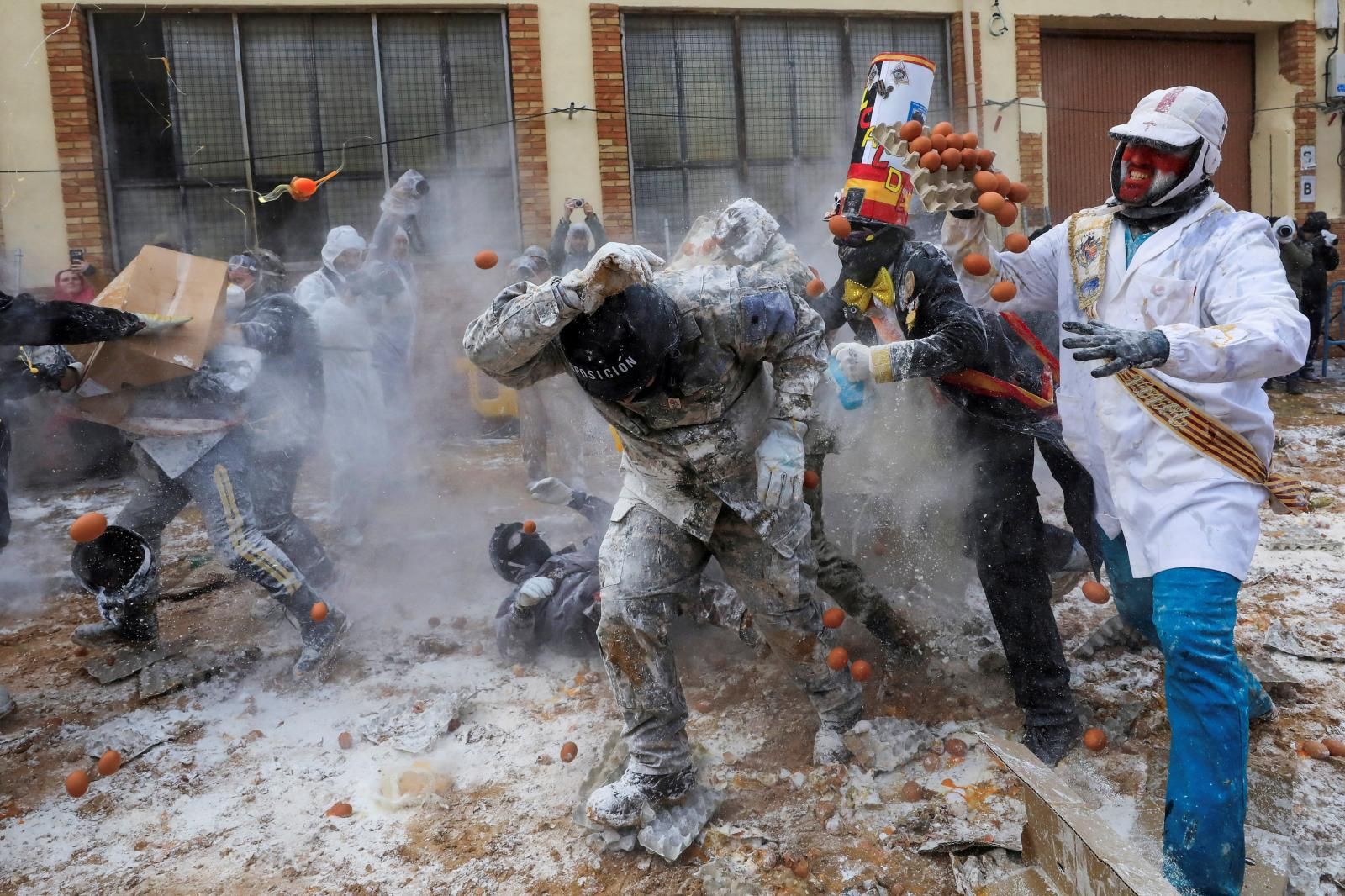 FOTOS | La batalla de els enfarinats vuelve a IBI