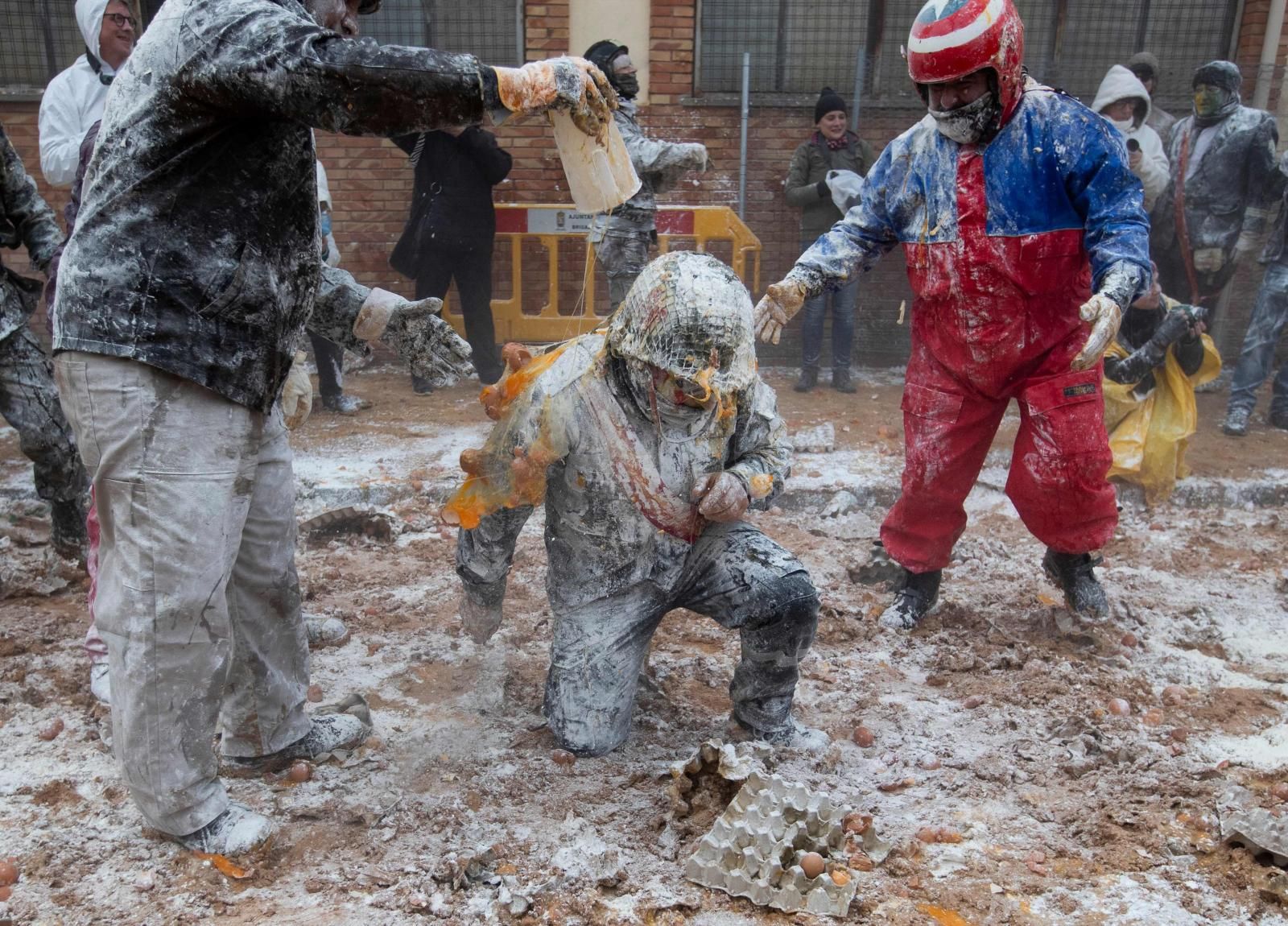 FOTOS | La batalla de els enfarinats vuelve a IBI