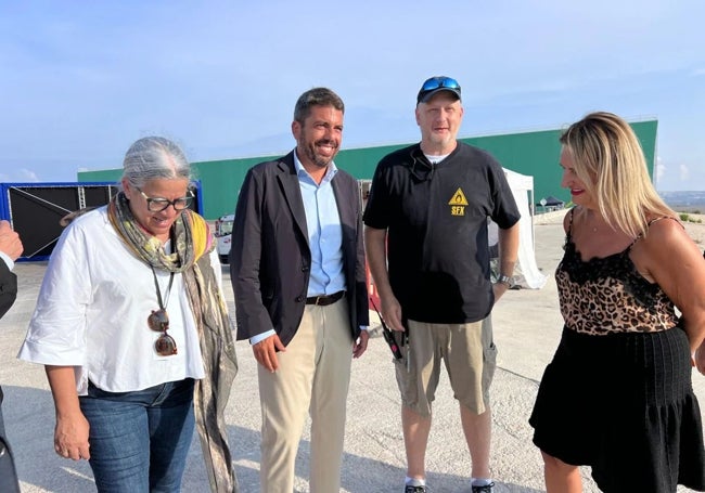 El presidente de la Generalitat, Carlos Mazón, en su visita a los estudios de la Ciudad de la Luz el pasado septiembre cuando se rodó 'The Walking Dead: Daryl Dixon'.