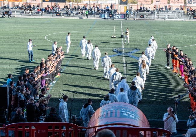 El pasillo hecho por los 22 jugadores aplaudían a los voluntarios de la dana