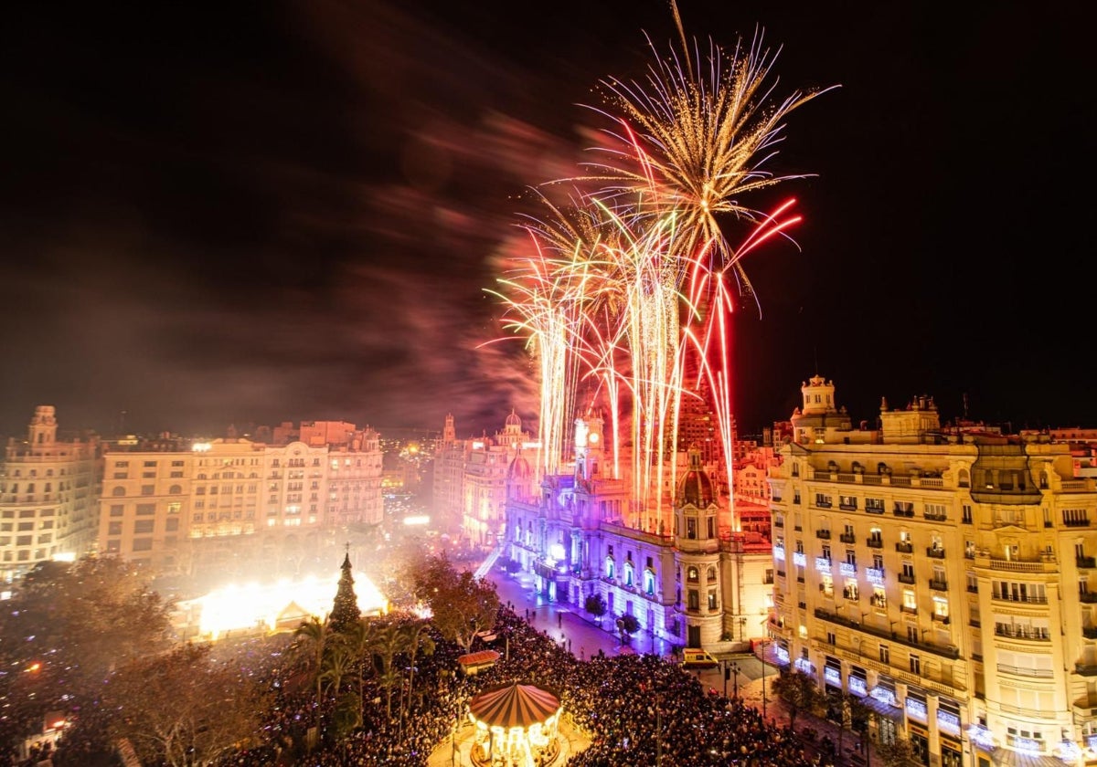 Disparo pirotécnico en la Nochevieja de 2023 en Valencia.