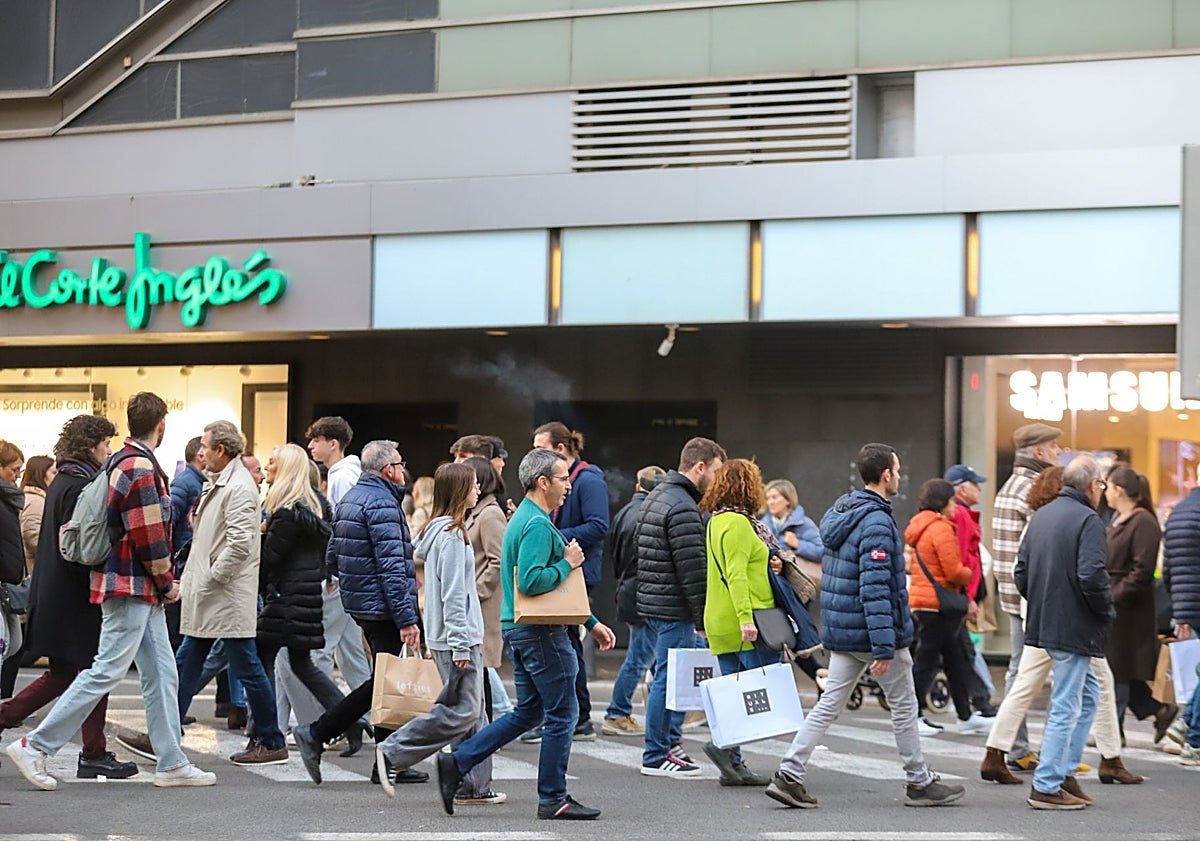 Imagen principal - Gente, de compras por el centro y lleno total en las terrazas de los bares.