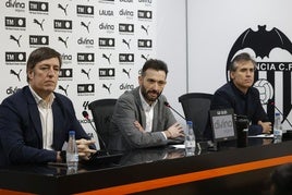 Corberán, acompañado por Corona (director deportivo) y José Manuel Segarra (director de comunicación)