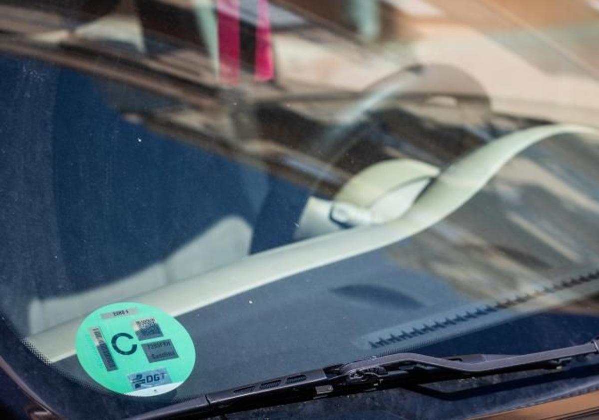 Un coche con etiqueta C de la DGT en Valencia.