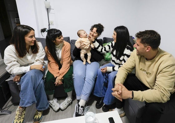 Alicia, María, Cristina y Toni, junto a Raquel y Roc en el salón de su casa.