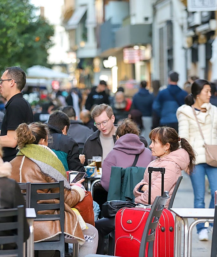 Imagen secundaria 2 - Gente, de compras por el centro y lleno total en las terrazas de los bares.