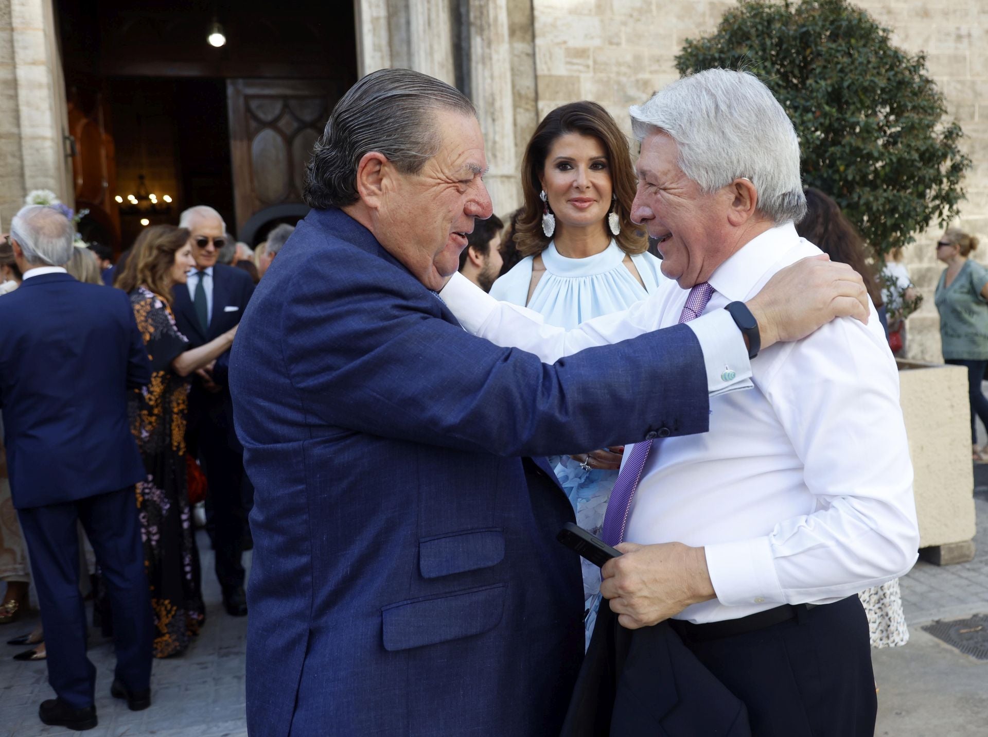 Vicente Boluda saluda a Enrique Cerezo ante la mirada de Esther Pastor a la salida de la boda de Natalia Santos Yanes y Esteban Rivas.