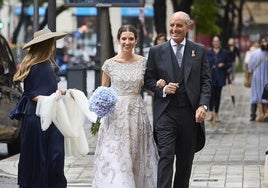 Isa Camps con su padre, Francisco Camps, camino de la iglesia de San Juan de la Cruz, en Poeta Querol.