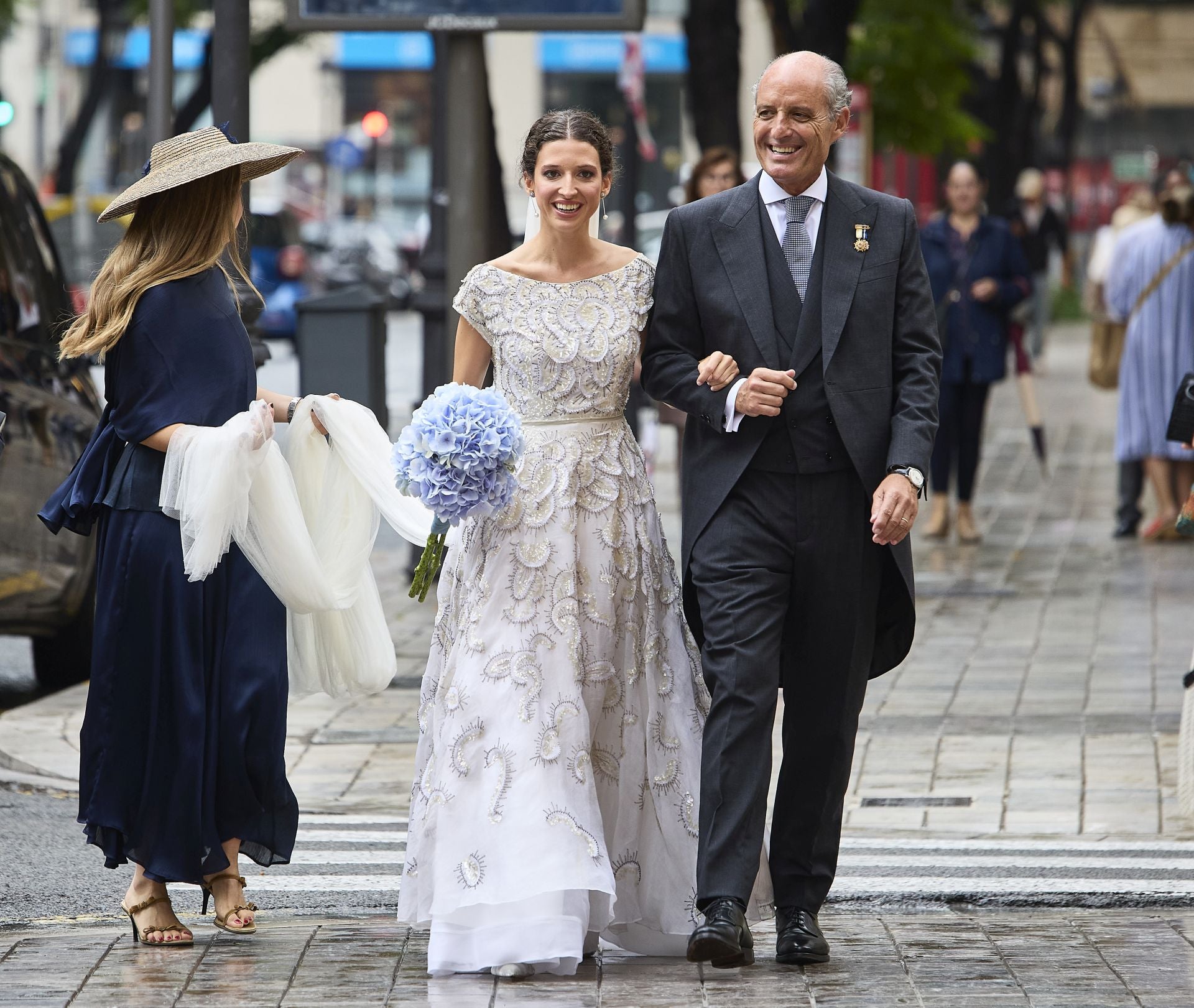 Isa Camps con su padre, Francisco Camps, camino de la iglesia de San Juan de la Cruz, en Poeta Querol.