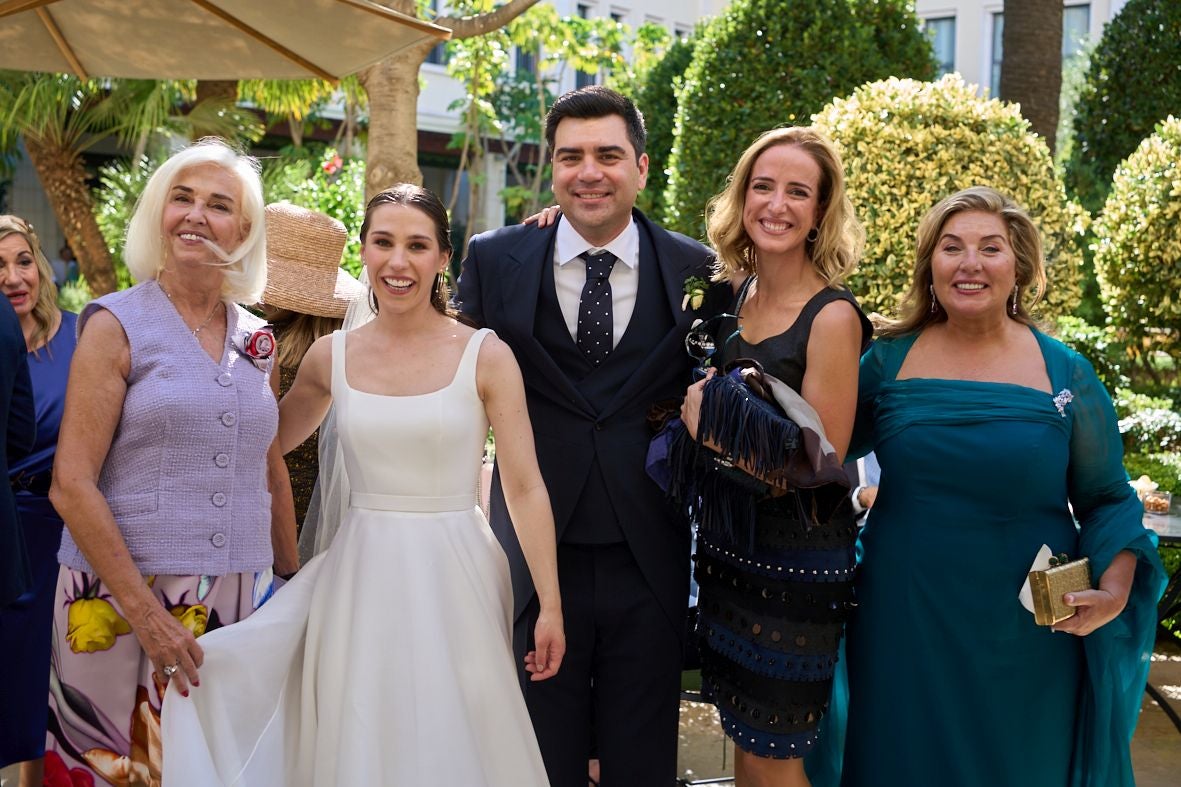 Los novios acompañados de Hortensia Herrero, Juana Roig y la madre del novio, Ana Joudi, muy amiga de la familia Roig.