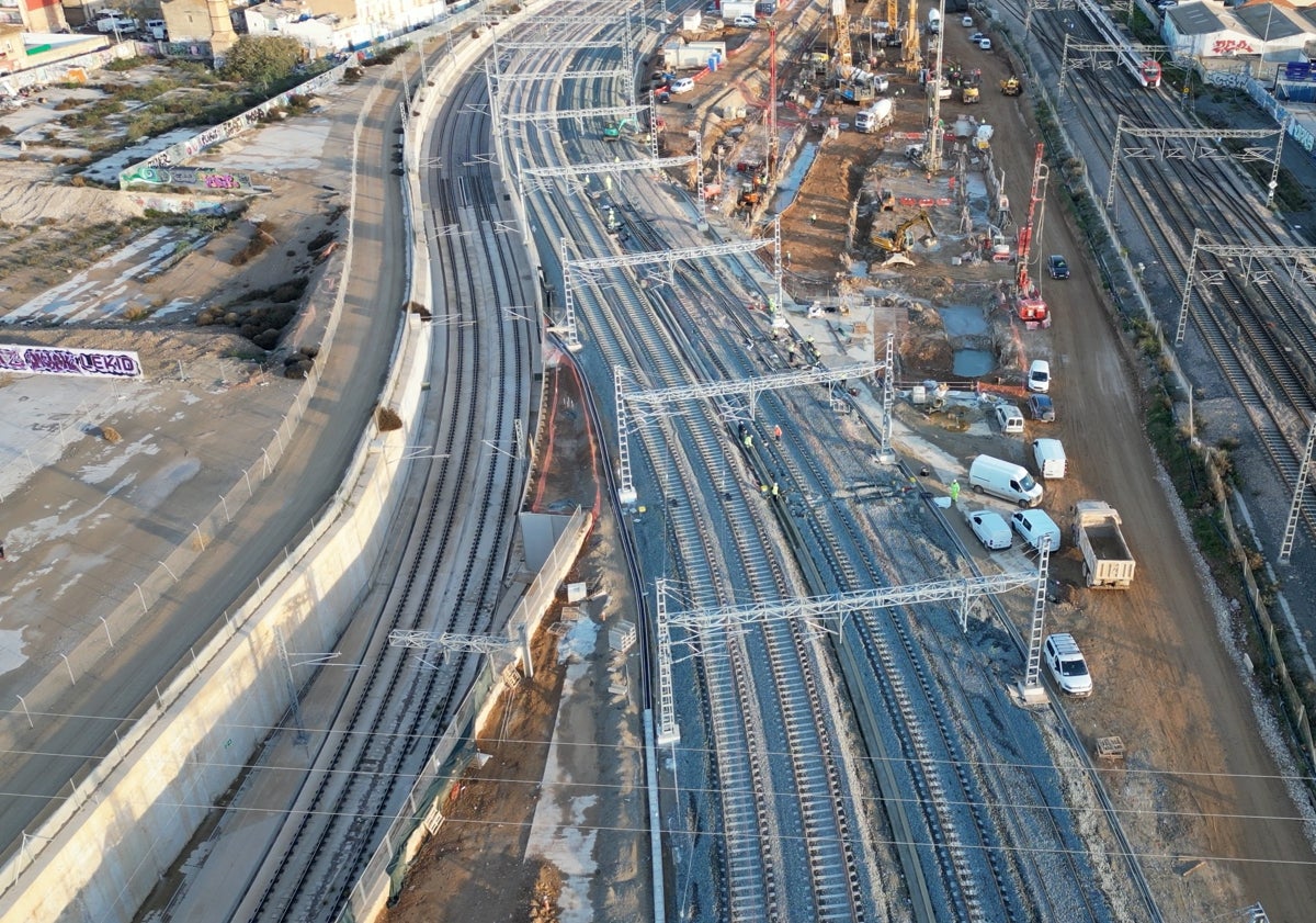 Imagen principal - La ejecución de los desvíos de las vías. Imágenes de la excavación de las galerías del futuro túnel del canal de acceso.