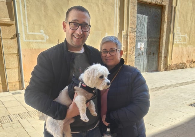 Paco e Irene, con su perro, en la calle donde han cantado el cumpleaños feliz a unos amigos.