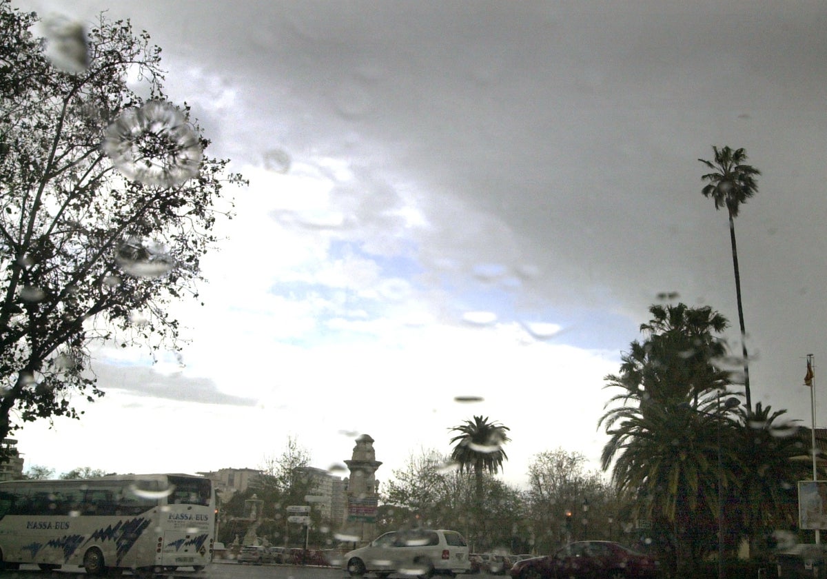 Imagen de una tormenta descargando sobre Valencia, en una imagen de archivo.