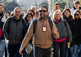 Un grupo de turistas conoce la historia de Valencia con el guía Antonio.