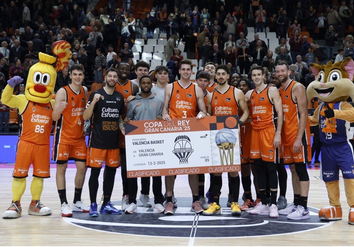 Los jugadores del Valencia Basket posan con el cartel de clasificados para la Copa del Rey 2025.