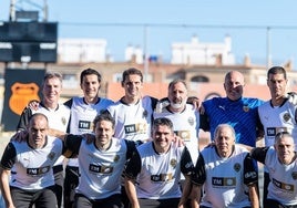 Gerard López, el primero a la derecha de la fila superior, posa con el equipo de veteranos del Valencia en Torrent.