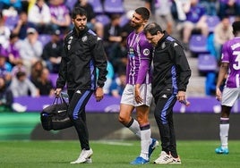 Cenk Özkacar, saliendo lesionado de un partido.