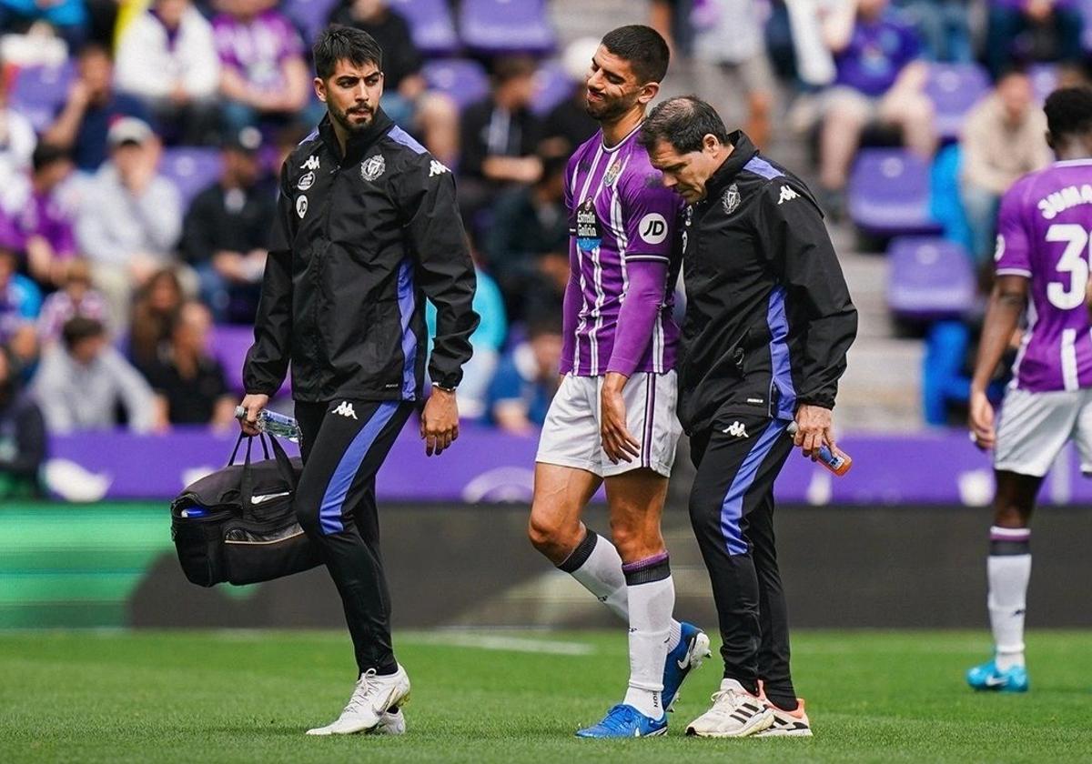 Cenk Özkacar, saliendo lesionado de un partido.