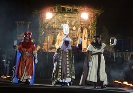 Los tres Reyes Magos al final de la Cabalgata, en la plaza de España de Alcoy.