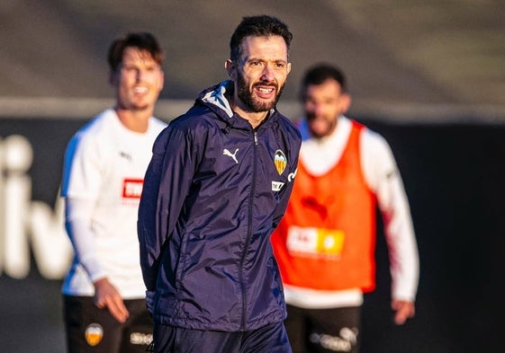 Carlos Corberán, dirigiendo un entrenamiento.