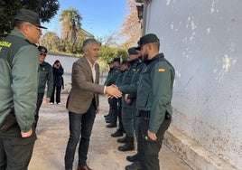 El ministro saluda a guardias civiles en Utiel.