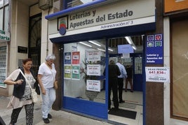 Celebración de varios ganadores de un premio de lotería.