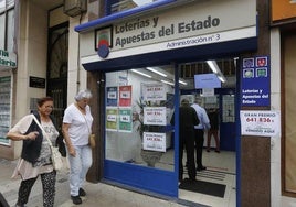 Celebración de varios ganadores de un premio de lotería.